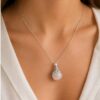 collar de limpieza energetica, cuarzo blanco de esfera con manos castelia