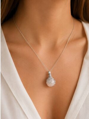 collar de limpieza energetica, cuarzo blanco de esfera con manos castelia