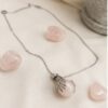 collar de limpieza energetica, cuarzo blanco de esfera con manos castelia 2