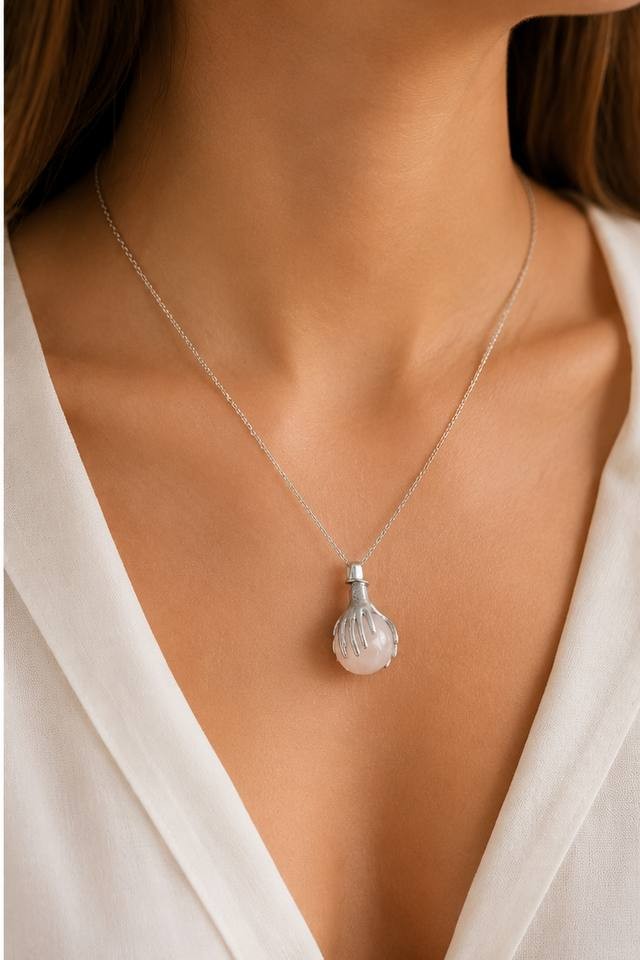 collar de limpieza energetica, cuarzo blanco de esfera con manos castelia